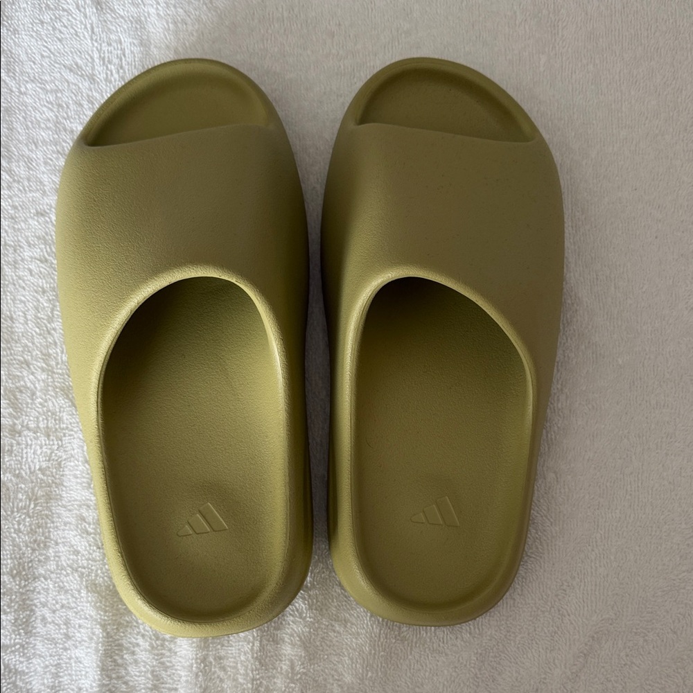 adidas Yeezy Slide
Resin